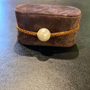 Uno de 50 Pearl and leather bracelet.